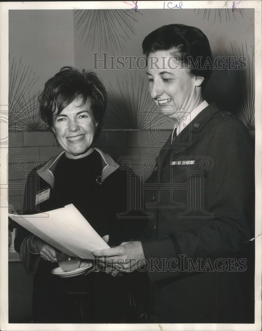 1965 Press Photo Mrs. Wallace Lomoe at a Defense Women's committee in Milwaukee - Historic Images