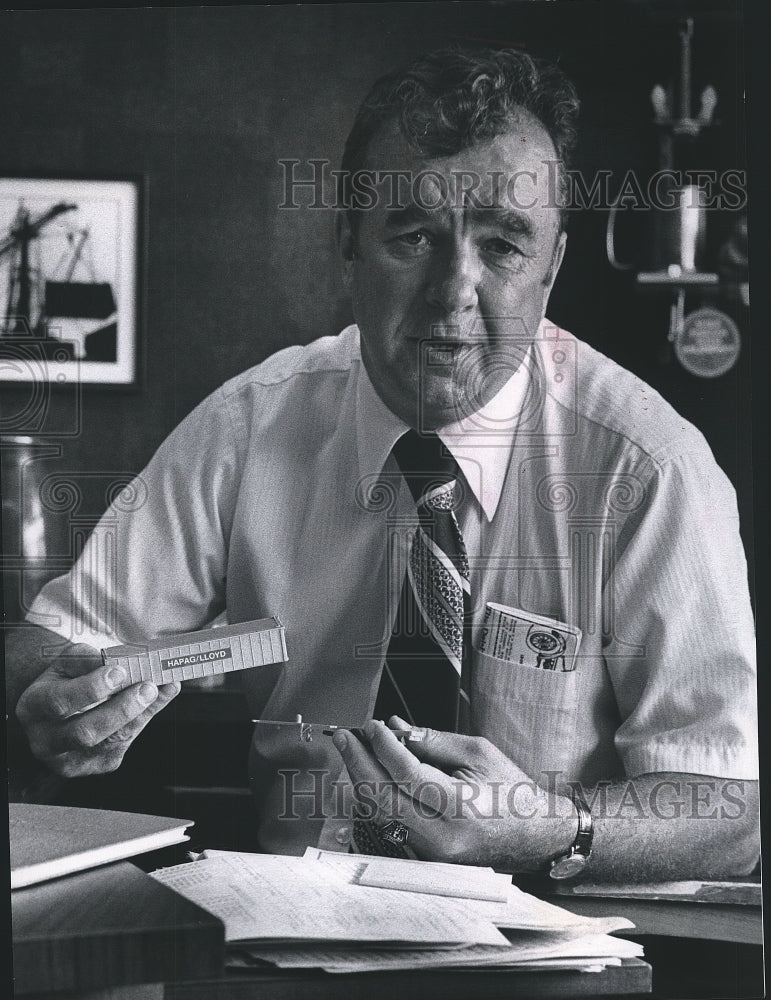 1977 Press Photo Daniel Meehan, president of Hansen Seaway Service in his office - Historic Images