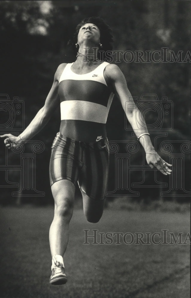 1988 Press Photo Athlete Clare Look practices for NCAA meet at Marquette Stadium - Historic Images