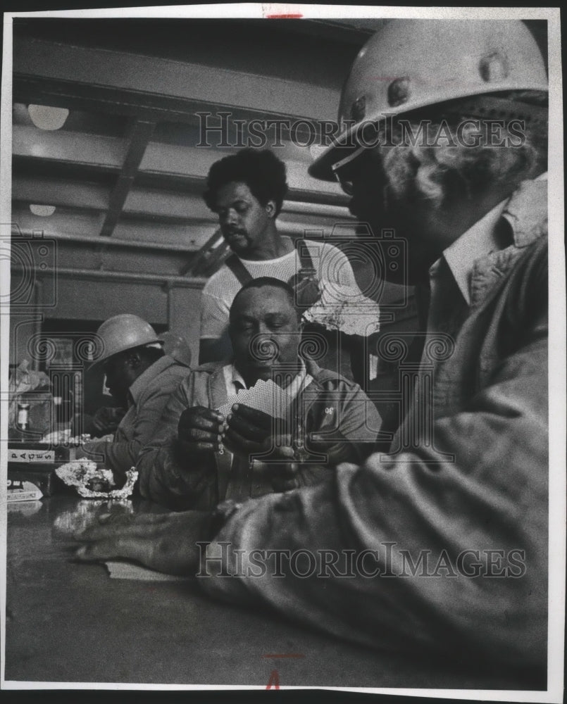 1977 Press Photo Longshoreman Gather for Lunchtime Card game - mjb06466 - Historic Images