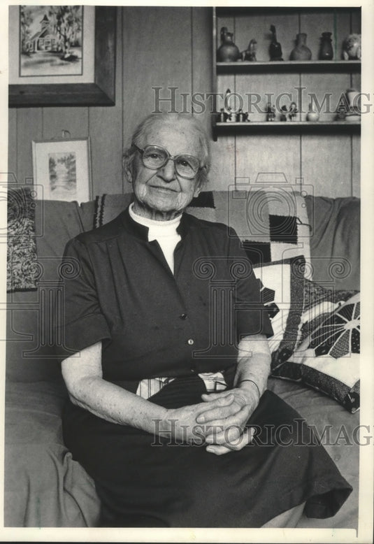1986 Harriet Loomis, Wisconsin Volunteer Who Helps Children Read-Historic Images
