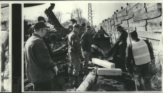 1969 Press Photo 397th engineering battalion of Eau Claire build a dike - Historic Images