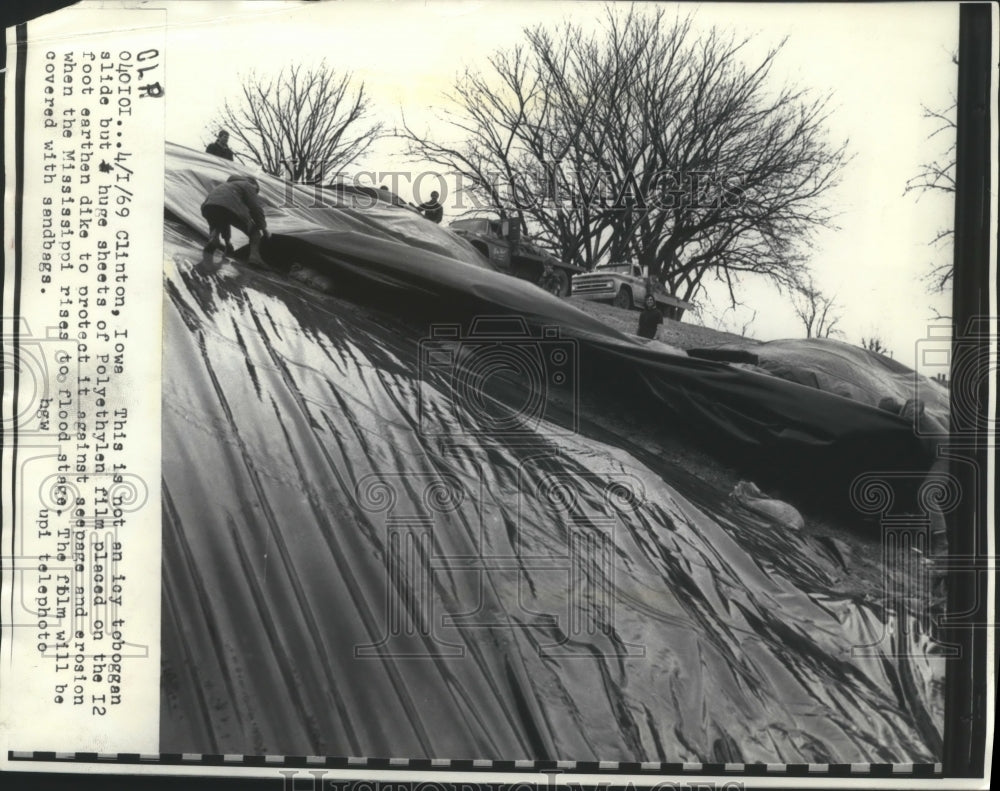 1969 Press Photo Sheet and sandbags are prepared for Mississippi flood, Iowa - Historic Images