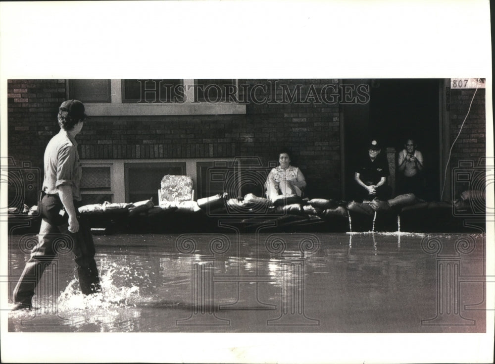 1993 Residents of Davenport, Waiting Along Sandbags During Flood - Historic Images