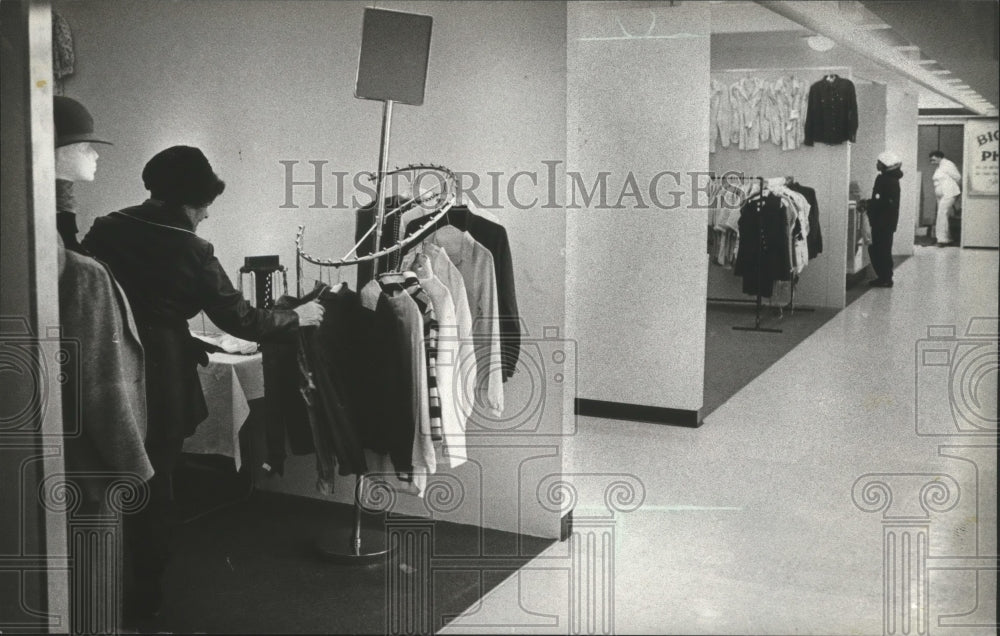 1982 Press Photo Women&#39;s clothing attracting a shopper at Fondy Mall. - Historic Images