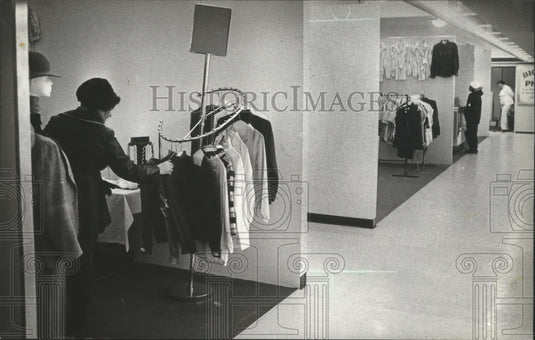 1982 Press Photo Women's clothing attracting a shopper at Fondy Mall. - Historic Images