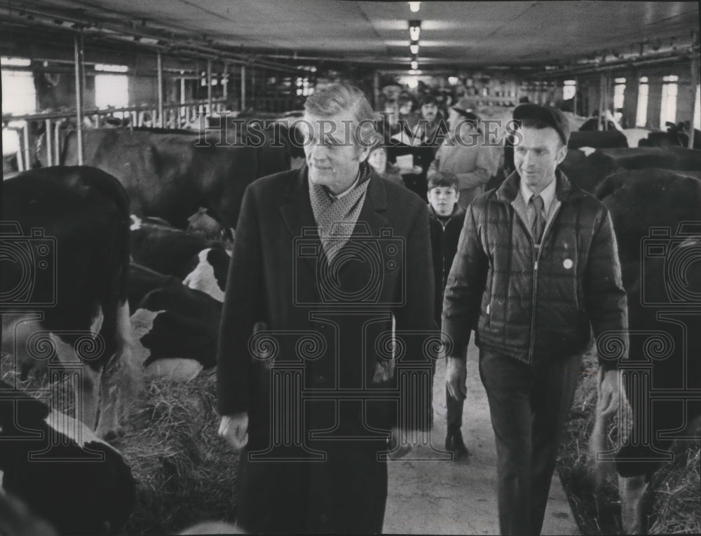 1972 Press Photo New York Mayor John Lindsay visits dairy farm in Wisconsin - Historic Images