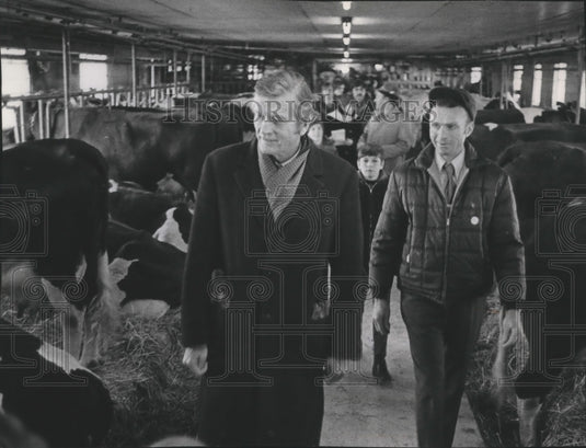 1972 Press Photo New York Mayor John Lindsay visits dairy farm in Wisconsin - Historic Images