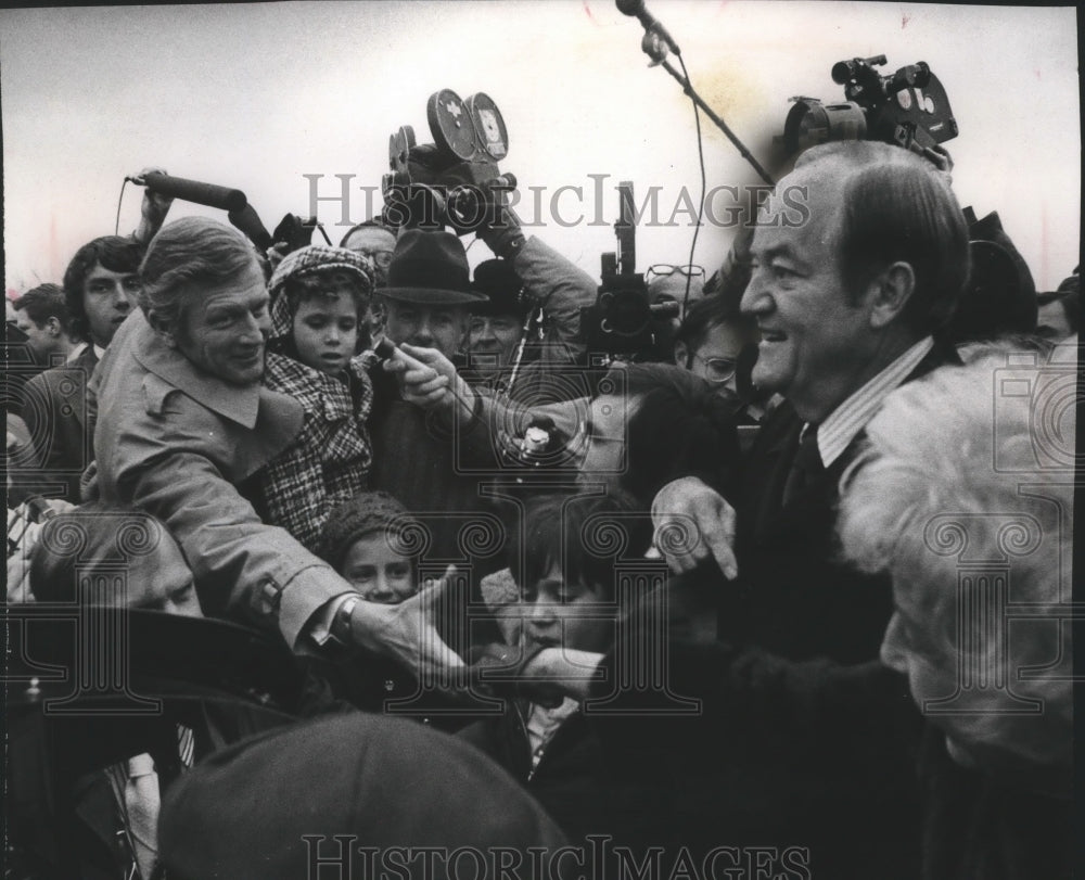 1972 Press Photo New York Mayor John Lindsay with a crowd in Wisconsin - Historic Images