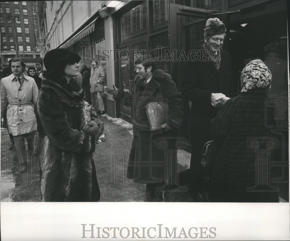 1972 Press Photo New York Mayor John Lindsay greets Wisconsin shoppers - Historic Images