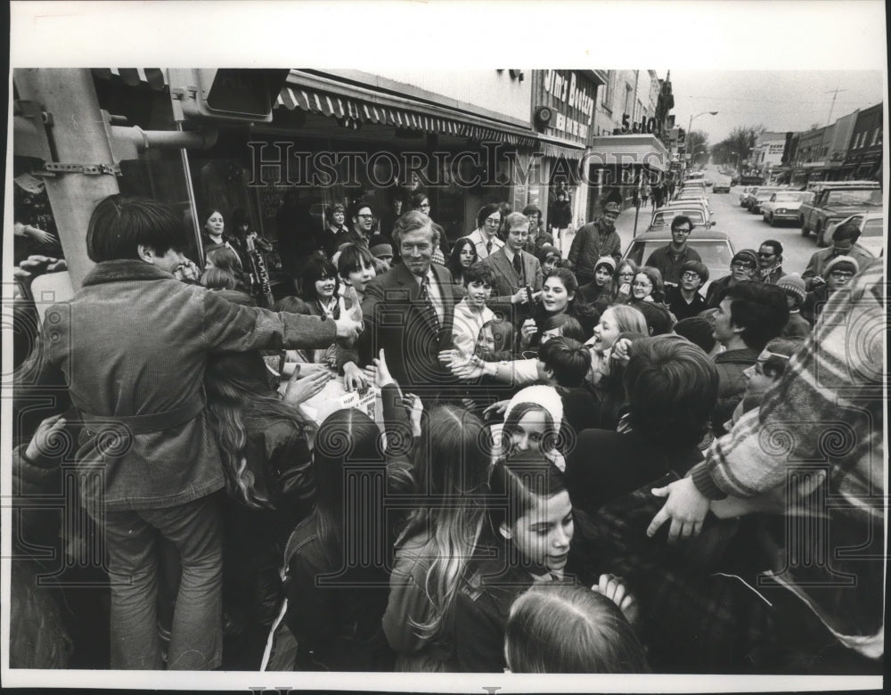 1972 Press Photo New York Mayor John Lindsay shakes hands with supporters - Historic Images