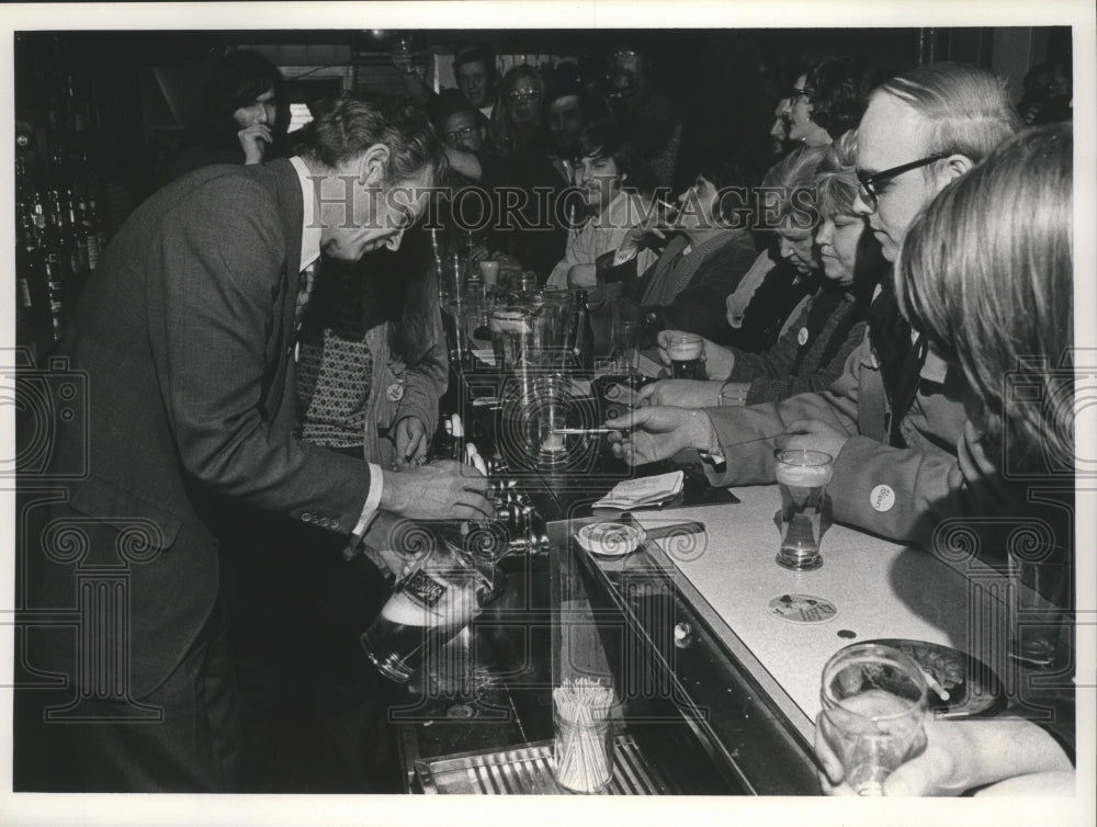 1972 Press Photo New York Mayor John Lindsay, bartending at Axel&#39;s Inn - Historic Images