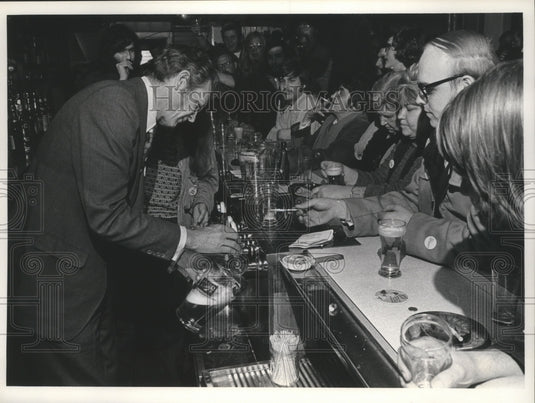 1972 Press Photo New York Mayor John Lindsay, bartending at Axel's Inn - Historic Images