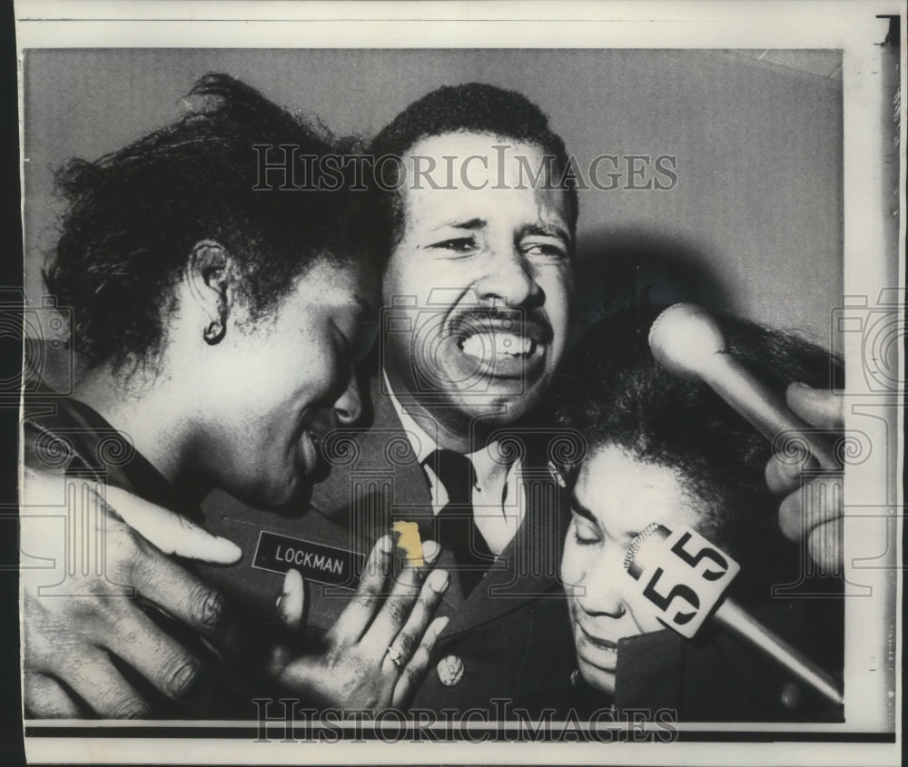 1967 Press Photo Army Private Ronald Lockman hugs his mother and fiancee - Historic Images