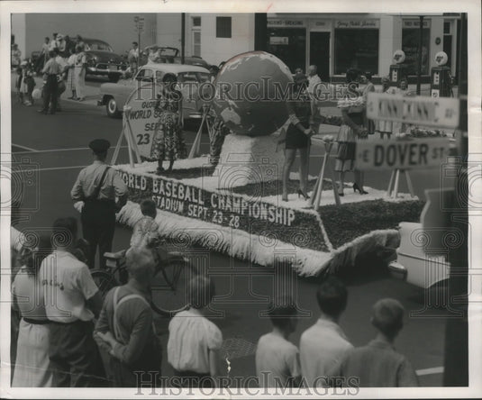 1955 Press Photo Parade float dramatizing baseball semiprofessional world series-Historic Images