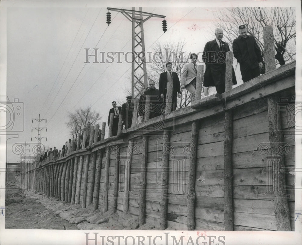 1969 Press Photo Governor Knowles and Party Members Tour Flood Prone Areas - Historic Images
