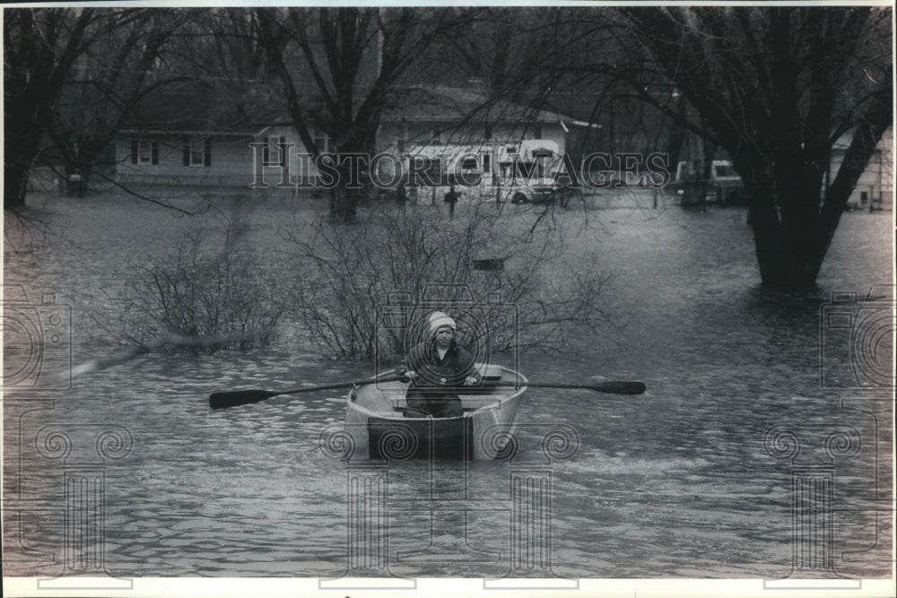 1993 Press Photo Dennis Alcock helps neighbors after a flood in Wisconsin - Historic Images