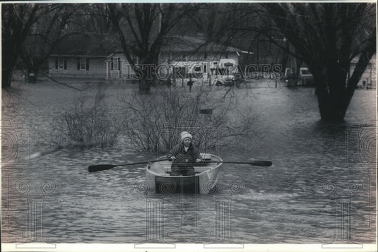 1993 Press Photo Dennis Alcock helps neighbors after a flood in Wisconsin - Historic Images