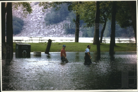 1993 Press Photo Parks & Recreation employees check water damage in Wisconsin - Historic Images