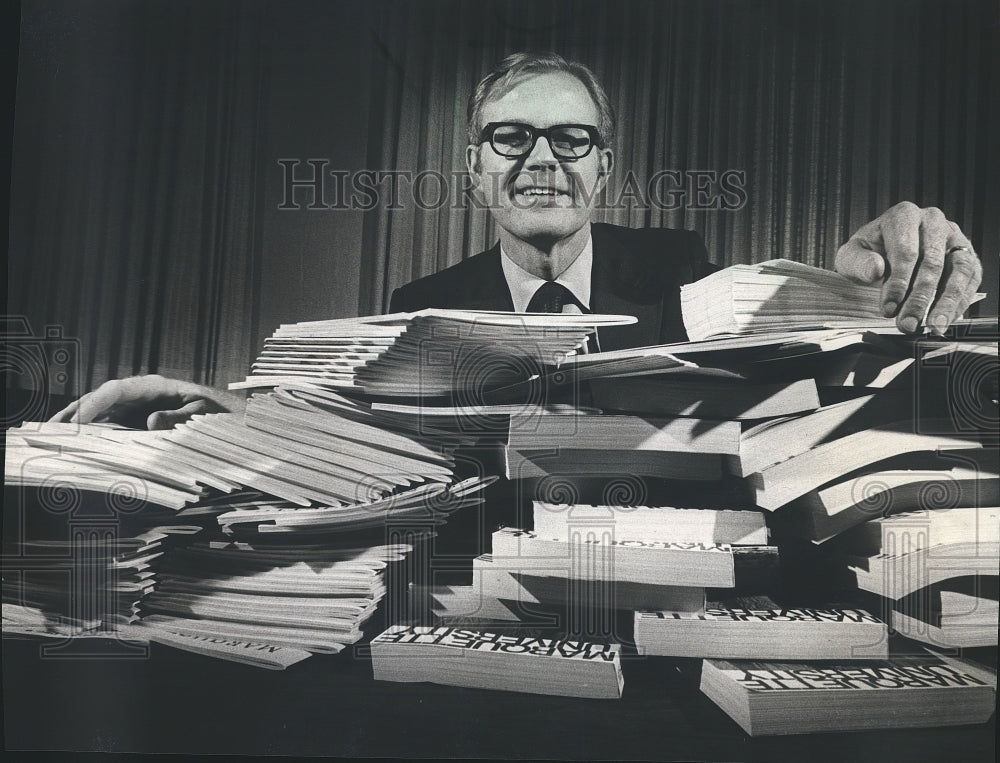 1975 Press Photo Leo Flynn Director of Admissions at Marquette University - Historic Images