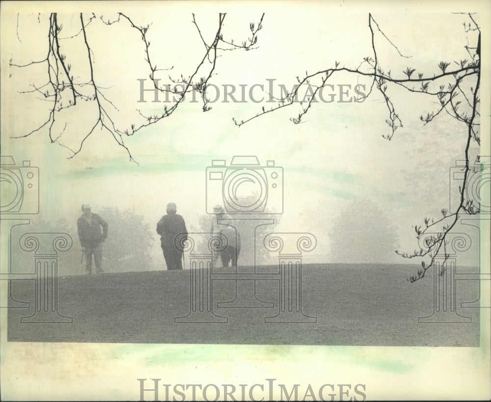 1982 Press Photo Golfers at Warnimont Park Golf Course, Cudahy, Covered In Fog - Historic Images