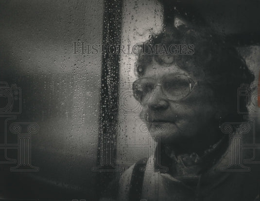 1993 Press Photo Lillian Grady Taking Shelter From Fog While Waiting for Bus - Historic Images