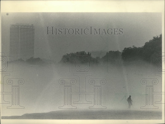 1987 Press Photo James Kies Cleans Trash in Morning Fog on Bradford Beach - Historic Images