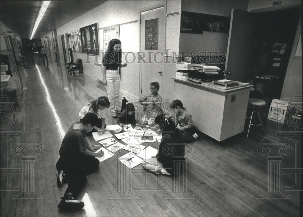 1993 Press Photo Diane Johnson works with students on art at Longfellow School - Historic Images