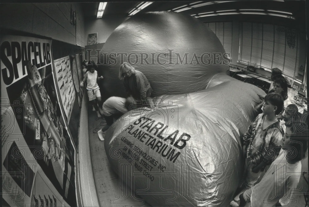 1990 Press Photo Teacher Susan Berce helps students into Starlab Planetarium - Historic Images