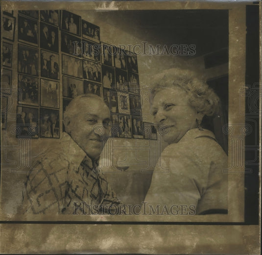 1974 Press Photo Morris Lieberman and wife, Fay, pose next to his gallery.-Historic Images