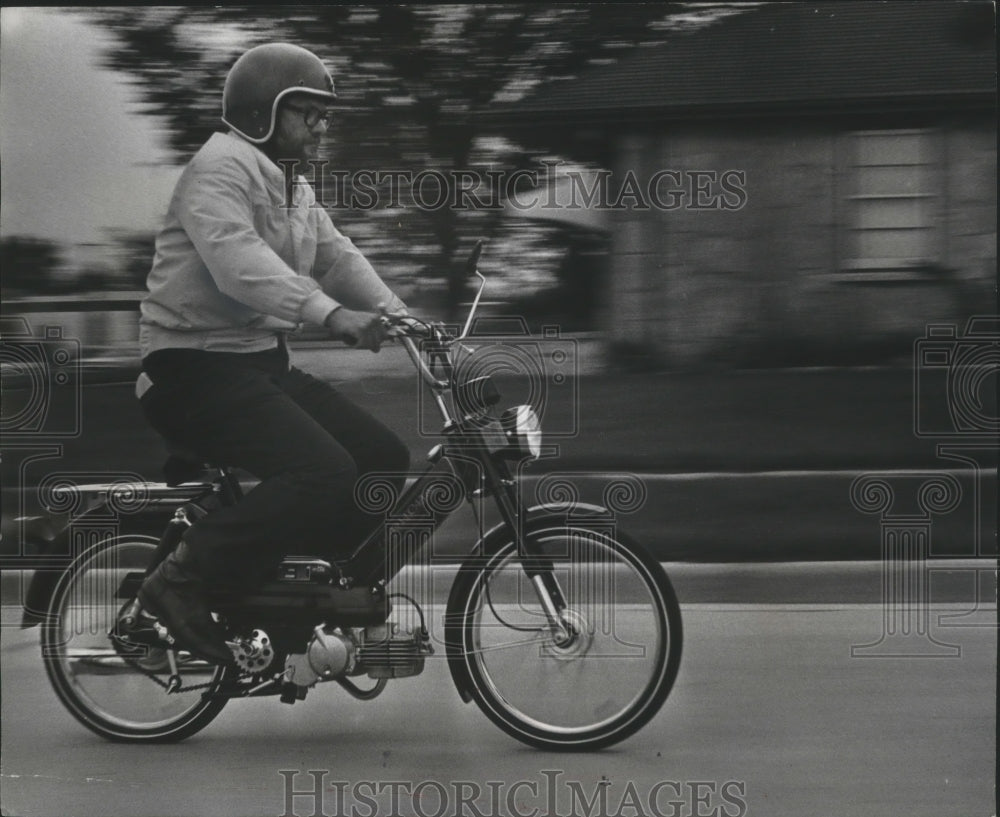 1977 Press Photo Ron Leys riding his moped - mjb07001- Historic Images