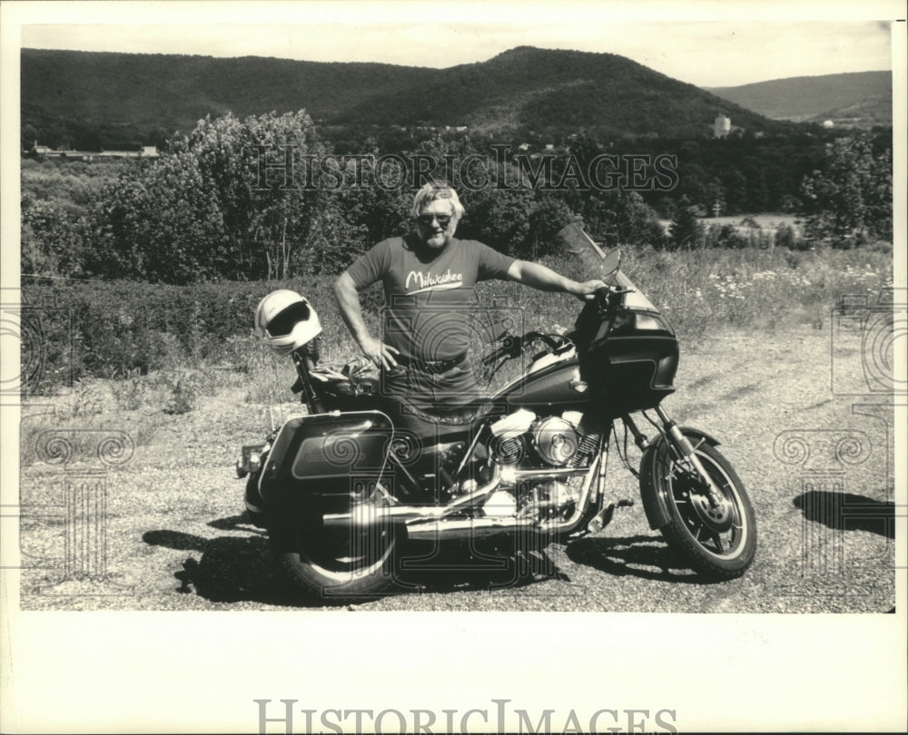1987 Press Photo Ron Leys poses next to a rented Harley Davidson - mjb07004 - Historic Images
