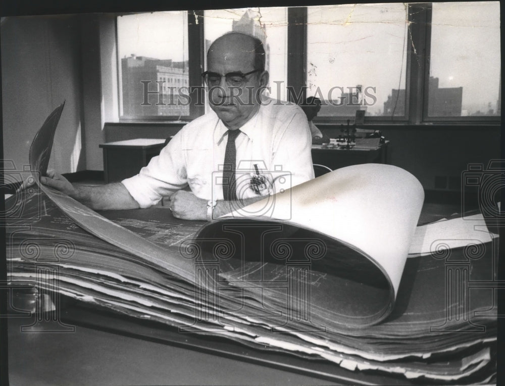 1964 Press Photo Donald Libby review code requirements at municipal building - Historic Images