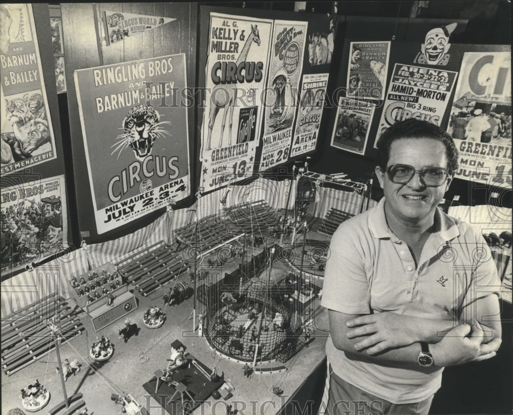 1982 Press Photo Gerald Littel next to his miniature-circus in Milwaukee - Historic Images