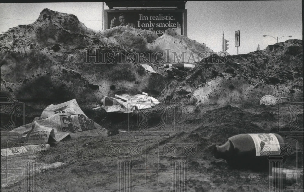 1978 Paper and bottles strewn along Downtown Milwaukee - Historic Images