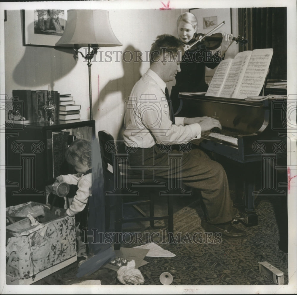 1952 Press Photo Violinist Carroll Glenn and Pianist Eugene List rehearse duet- Historic Images