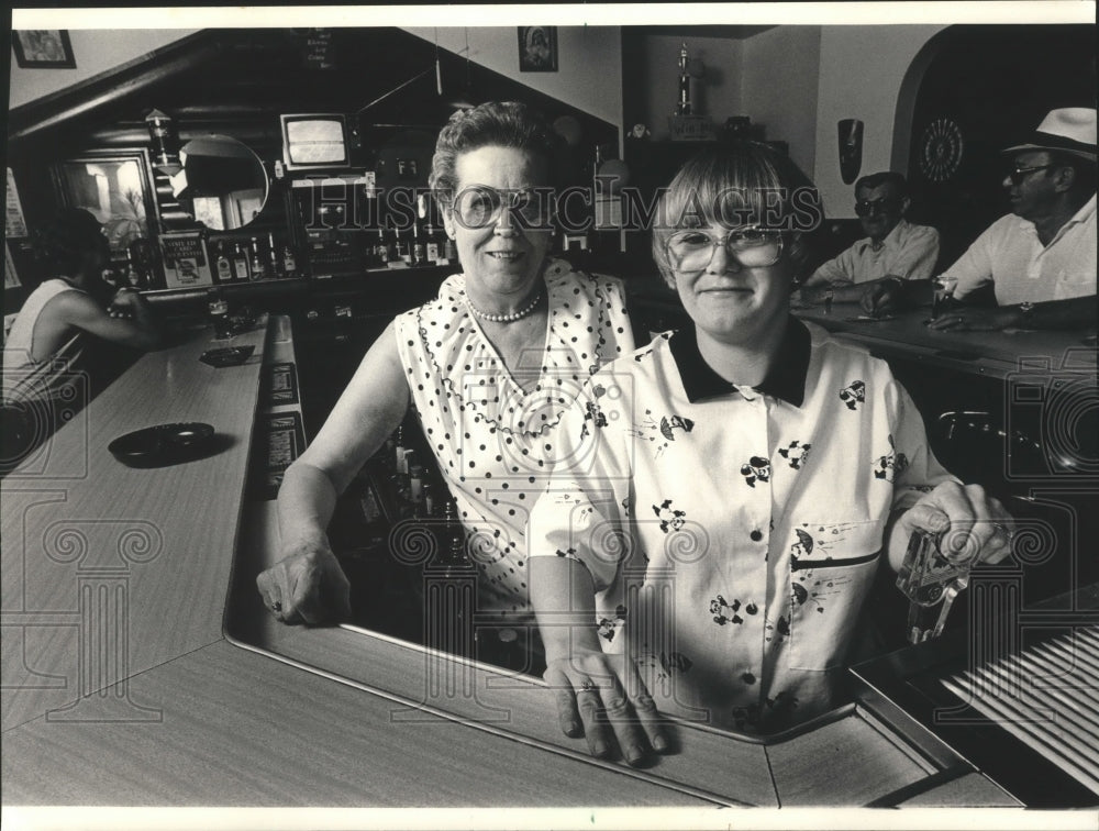 1987 Press Photo Bar Owner Eileen Lietz and daughter Diane Daugherty, Milwaukee - Historic Images