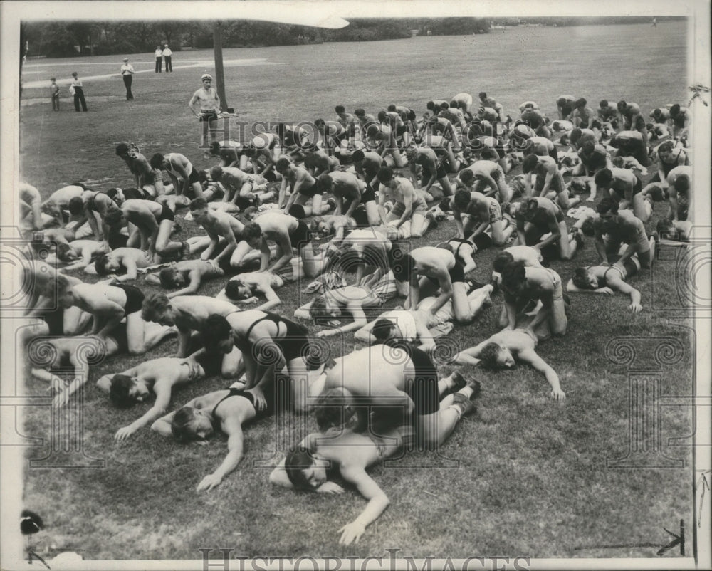 1933 Press Photo Men practice artificial respiration at a Chicago course - Historic Images