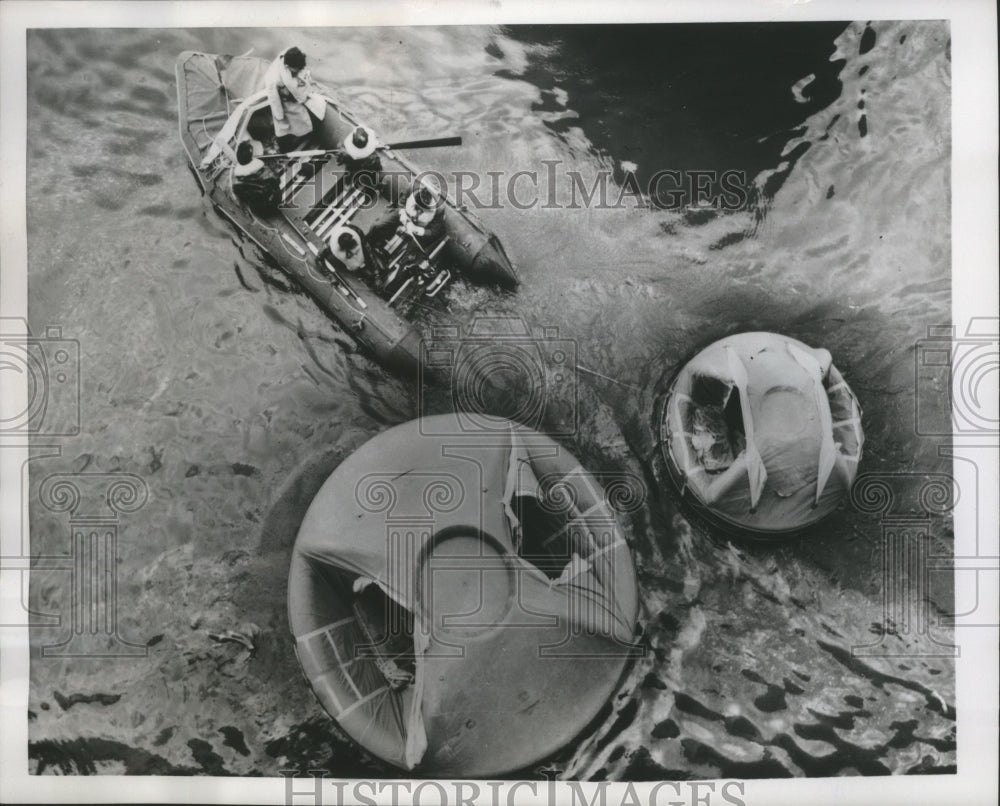 1954 Press Photo Rubber life saving dinghies for use at sea are tested in London - Historic Images