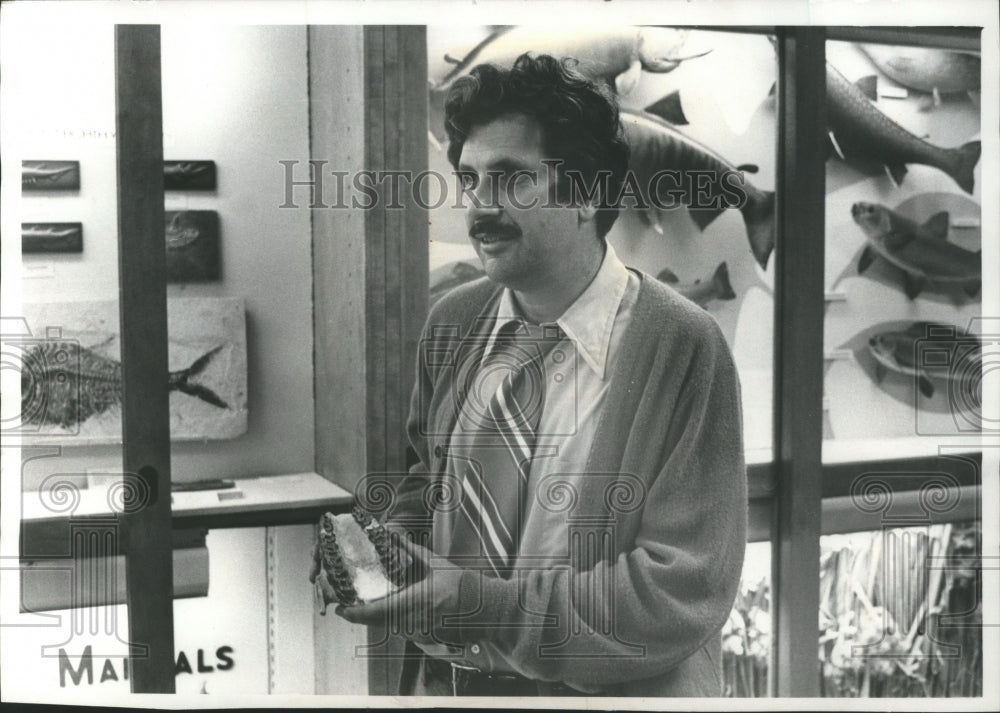 1976 Press Photo Charles A. Long, at the Museum of Natural History, Wisconsin.-Historic Images