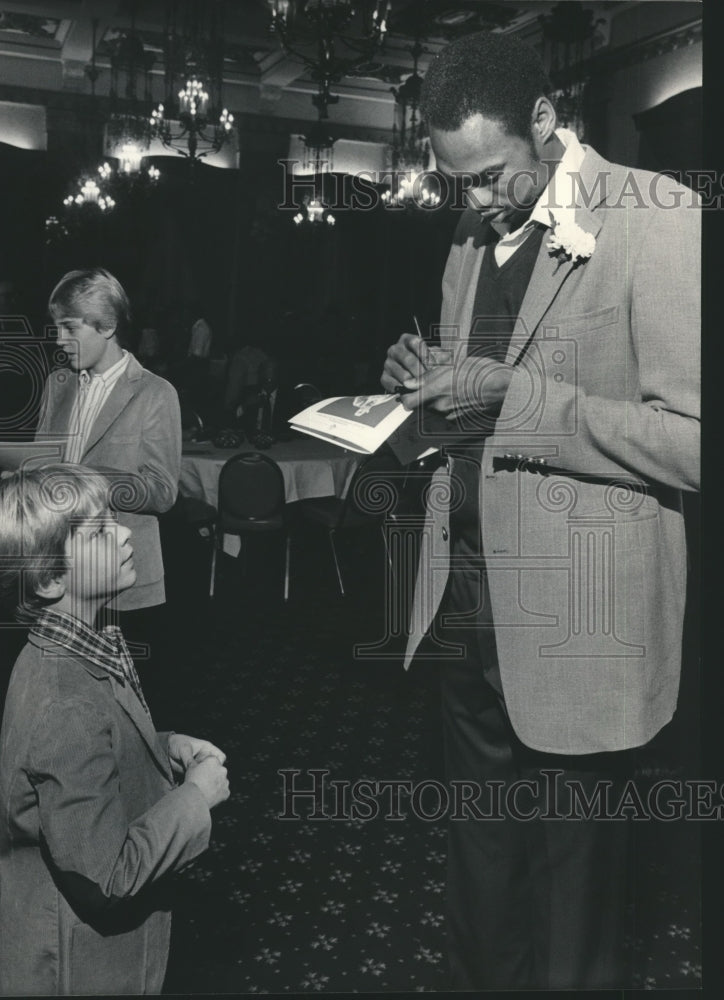 1983 Press Photo Buck&#39;s Alton Lister Autographs at Pfister Hotel in Milwaukee - Historic Images