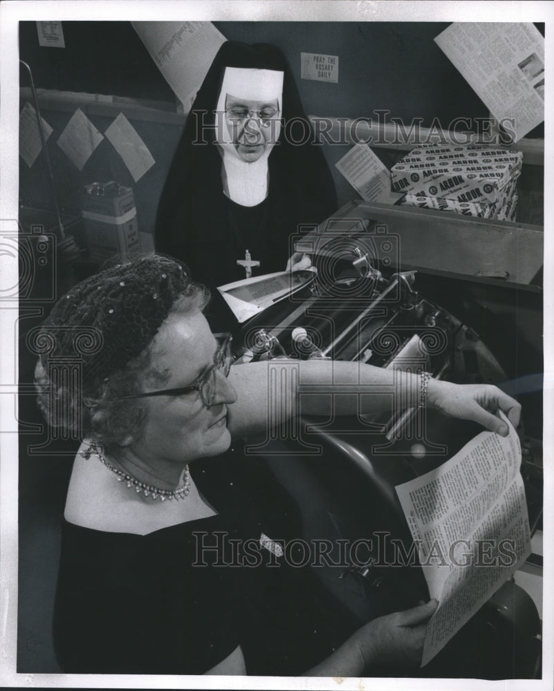1957 Press Photo St. Francis Hospital guild donated offset printing equipment-Historic Images