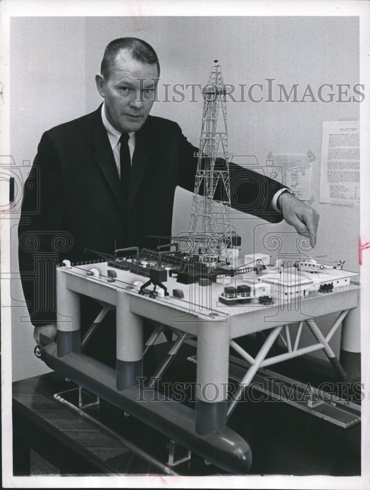 1965 Press Photo Mohole Boss Gordon Lill with a Model of his Earth Probing Rig - Historic Images