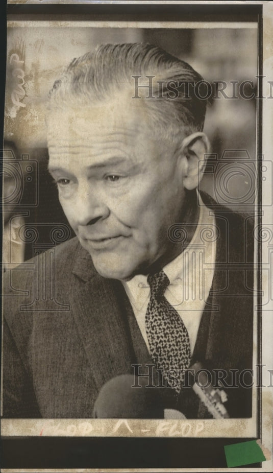 1969 Press Photo Henry Cabot Lodge Addressing Newsmen in Paris, France-Historic Images