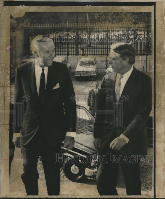 1969 Press Photo Henry Cabot Lodge Walking With R. Sargent Shriver in Paris - Historic Images