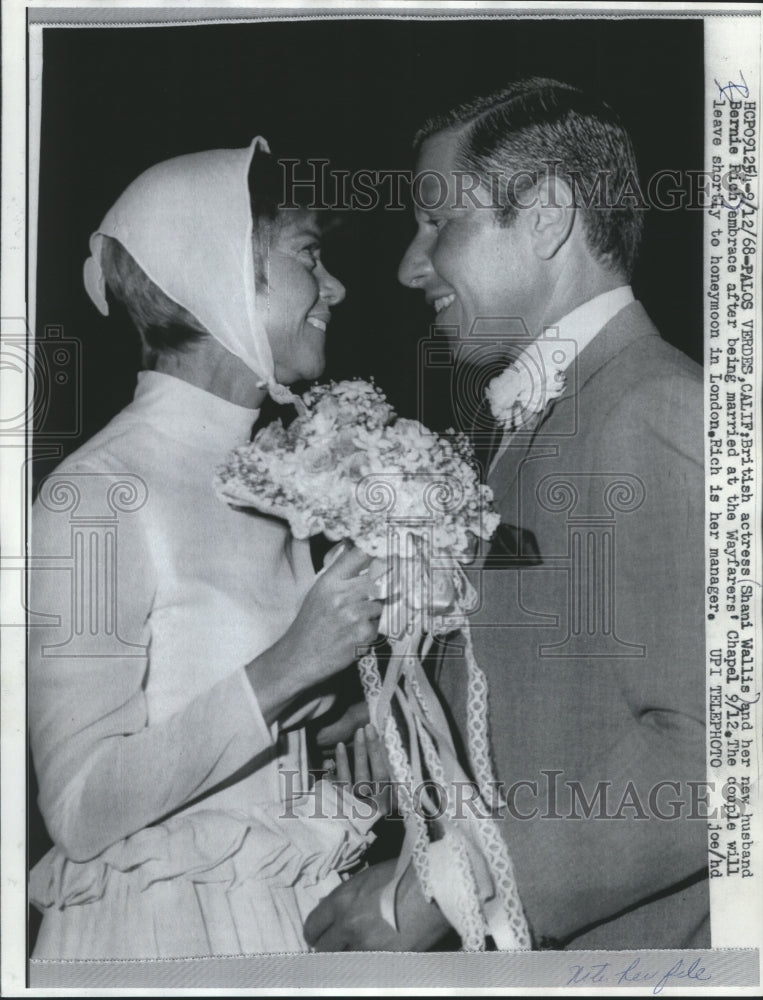 1968 Press Photo Shani Wallis and Husband Bernie Rich Embracing in California - Historic Images