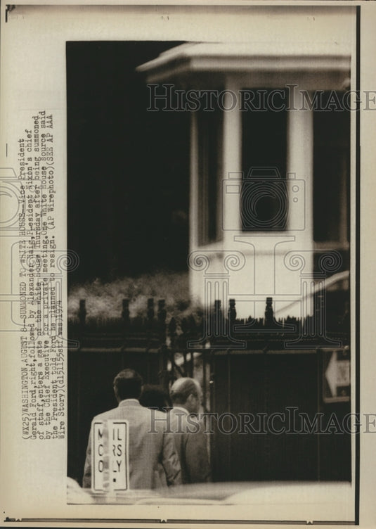 1974 Press Photo Gerald Ford and Alexander Haig enter a gate to the White House - Historic Images