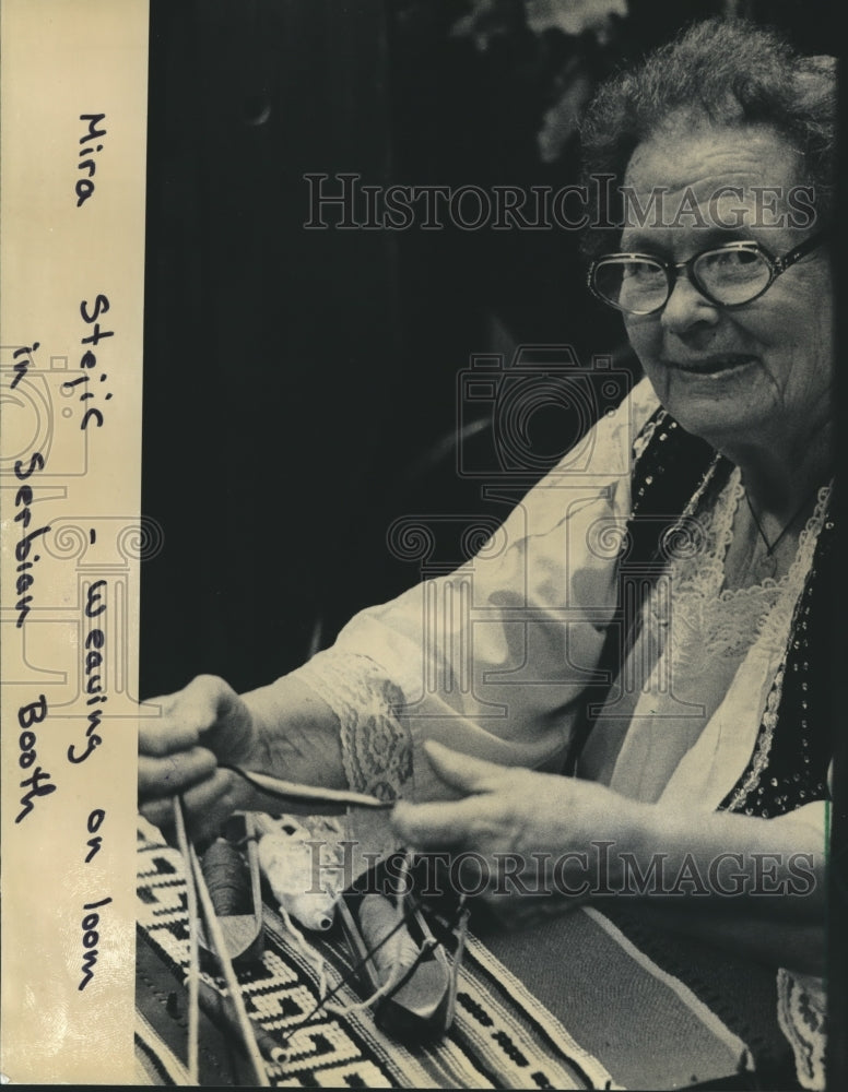 1982 Press Photo Mira Stejic, weaving on a loom at the Serbian booth, Folk Fair - Historic Images