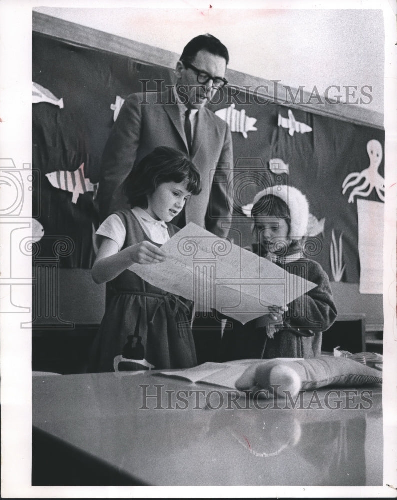 1966 Press Photo John Foley and daughters at the Sherman School, Milwaukee - Historic Images