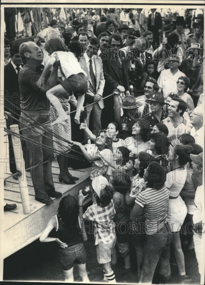 1976 Press Photo Campaigning President Ford Swings Youngster in Air in Lousiana - Historic Images